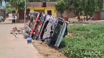 अरवल: जिला कोर्ट जाने वाले रास्ते पर पलटा बालू लदा ट्रक, ड्राइवर बाल-बाल बचा