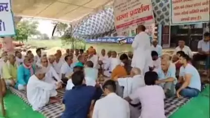 रेवाड़ी: नई अस्पताल की मांग को लेकर धरने पर बैठे ग्रामीणों ने राव इंद्रजीत सिंह को कोसा