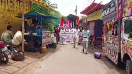 মেদিনীপুর: কেন্দ্র ও রাজ্যের শিক্ষা নীতির প্রতিবাদে ডিআই অফিসে বিক্ষোভ মেদিনীপুরে