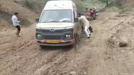 मंदसौर: असावती: मंदसौर नदी का निर्माण अधूरा होने से फंसी एंबुलेंस, लोगों ने धक्का देकर निकाला