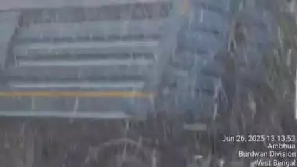 মুরারই ১: সকাল থেকে তীব্র রোদ ও ভ্যাপসা গরমের পরে ঝড়ো হাওয়ার সাথে বৃষ্টি শুরু মুরারই এলাকায় জুড়ে