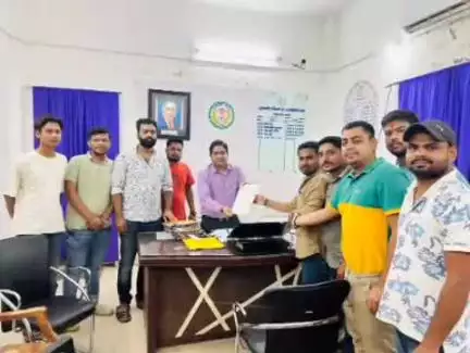 बलरामपुर हिंदु एकता युवा मँच ने सड़क दुर्घटना एवं पशुओं में रेडियम पट्टी हेतु राजपुर अनुविभागीय अधिकारी को सौंपा ज्ञापन