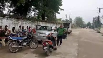 आबू रोड: आबूरोड के चनार वालाफली में घर के बाहर अधेंड ने पेड़ पर फांसी का फंदा लगाकर आत्महत्या की, सूचना पर पुलिस मौके पर पहुंची