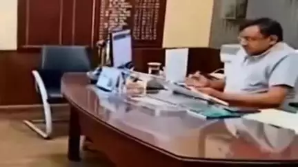 जवा: मोबाइल न होने से ग्रामीण छात्रों को शहर के स्कूल में प्रवेश लेने में हो रही है परेशानी