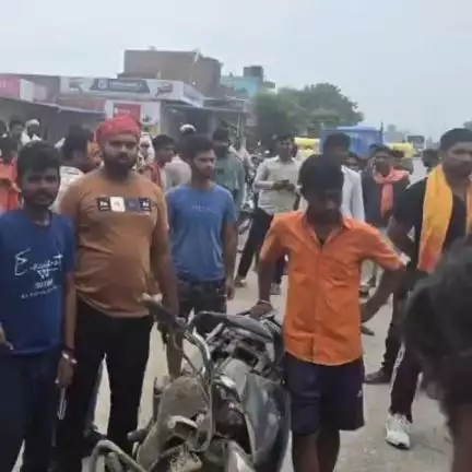 चुनार: अहरौरा में कार की चपेट में आने से बाइक सवार युवक गंभीर रूप से हुआ घायल