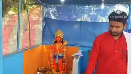 খোয়াই: খোয়াই সরকারি দ্বাদশ শ্রেণী বিদ্যালয়ের প্রথম গেইট সংলগ্ন শনি মন্দিরের হনুমান মূর্তি প্রতিষ্ঠা করা হয়