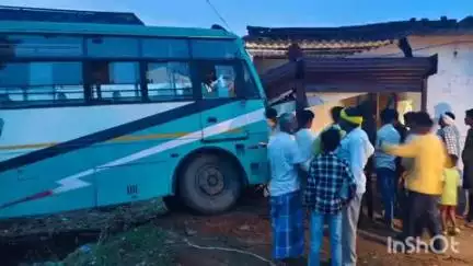 बलरामपुर: कोदौरा में शराब के नशे में परिचालक ने दौड़ाई यात्री बस, दुकान में घुसी बस, FIR दर्ज