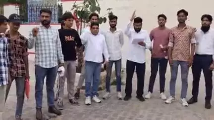 झुंझुनू: वार्ड नंबर 57 व 58 के लोगों और मुस्लिम न्याय मंच ने बिजली से झूलसने वाले वाशीद के लिए मुआवजे की मांग को लेकर दिया ज्ञापन