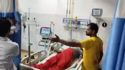 झालरापाटन: झालावाड़ बारां मेगा हाईवे पर खानपुर पेट्रोल पंप के समीप कार की टक्कर से बाइक सवार दंपति गंभीर रूप से घायल