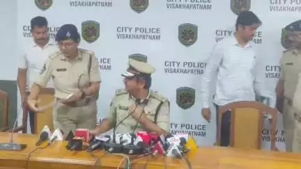 విశాఖపట్నం: విశాఖలో: 82 దొంగతనాలు.. 65 మంది అరెస్ట్
, వాటి రికవరీపై.. పోలీస్ కమిషనర్ శంఖబ్రత బాగ్చీ