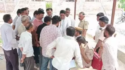 रतनगढ़: गांव पड़िहारा के पास खेत में बुवाई करते समय ट्रैक्टर पलटने से पड़िहारा निवासी व्यक्ति की हुई मौत