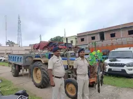 दिनांक 26.06.2025 को बौंसी थाना क्षेत्र से 01 अवैध बालू लदा ट्रैक्टर जप्त किया गया तथा अग्रिम कार्रवाई की जा रही है ।