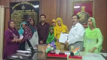 चरखी दादरी: चरखी दादरी ADC ने विभिन्न योजनाओं को लेकर की समीक्षा बैठक, 8 लाभार्थियों को ₹5.95 लाख के चेक वितरित किए