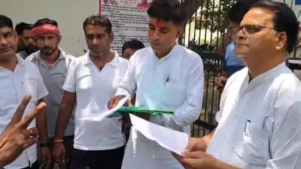 सोनीपत: लघु सचिवालय परिसर में 100-100 गज प्लाटों पर कब्जे की मांग को लेकर नांगल कलां गांव के ग्रामीणों का प्रदर्शन#jansamasya