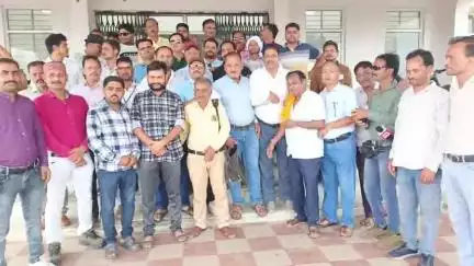 पन्ना: वॉइस ऑफ मीडिया ने विभिन्न मांगों को लेकर किया प्रदर्शन, कलेक्ट्रेट में पत्रकारों ने कलेक्टर को सौंपा ज्ञापन