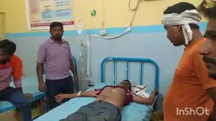 अलीगंज: इमादपुर में शटडाउन के बाद भी हाई टेंशन लाइन में दौड़ा करंट, लाइन पर कार्य कर रहा लाइनमैन आया चपेट में, गंभीर घायल