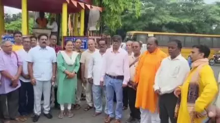 ଛତ୍ରପୁର: ପଣ୍ଡିତ ଗୋପବନ୍ଧୁ ଦାଶଙ୍କ ୯୭ ତମ ପୁଣ୍ୟତିଥି, ବ୍ରହ୍ମପୁର ସ୍ଥିତ ଗିରିରୋଡ ଠାରେ ଗୋପବନ୍ଧୁଙ୍କ ପ୍ରତିମୂର୍ତ୍ତିରେ ମାଲ୍ୟାର୍ପଣ କଲେ ବିଧାୟକ