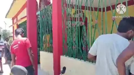 মাৰ্ঘেৰিটা: লিডু বজাৰ বস্তী কালী মন্দিৰৰ প্ৰৱেশ পথৰ পৰা বিগ্ৰহলৈকে সৰু সৰু পদ চিহ্ন সদৃশ চাপ প্ৰত্যক্ষ, কৌতুহলী জনতাৰ ভিৰ