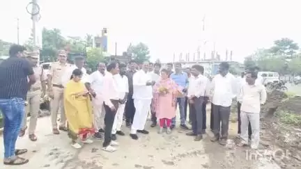 పరకాల పట్టణంలో TUFIDC నిధులతో జరుగుతున్న పనులను అధికారులతో కలిసి పరిశీలించిన పరకాల శాసనసభ్యులు