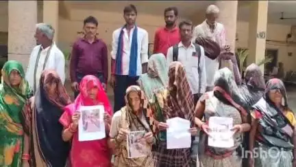 बांदा: पुनाहुर गांव के भुजबल का पुरवा के लोग पहुंचे कलेक्ट्रेट, कुछ लोगों पर लगाया आम रास्ते में कब्जा करने का आरोप #Jansamasya