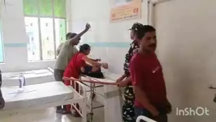 बांका: मंजीरा गांव: पति से विवाद के बाद पत्नी ने फांसी लगाकर आत्महत्या का प्रयास किया, मायागंज रेफर