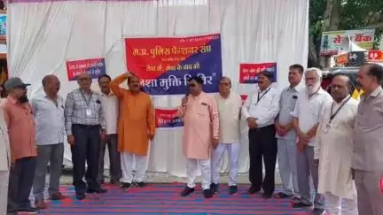 मंदसौर: अंतर्राष्ट्रीय नशा निवारण दिवस पर गांधी चौराहा पर मध्य प्रदेश पुलिस पेंशनर संघ ने नशे के खिलाफ शिविर लगाया