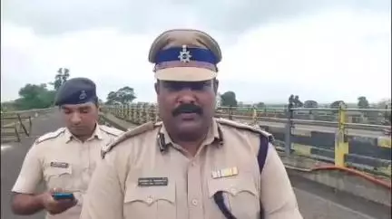 करवीर: शिंगणापूर रस्त्यावर पंचगंगेच्या पुरात ईरटीका कार अडकली; रेस्क्यू ऑपरेशन करत चालकाची सुटका -चीफ फायर ऑफिसर मनीष रणभिसे