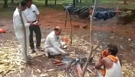बरसात जल्दी आई तो भुट्टे वाले भी आ गए शिवपुरी मार्ग के जंगल में बिलोआ घाट पर ग्वालियर जाते समय रुकना ही पड़ा भुट्टो को सेंक के खाने का आनंद