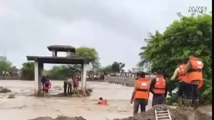 वर्धा: दिगडोह येथे तीन शाळकरी मुले पुराच्या पाण्यामध्ये अडकली:प्रशासनाच्या वतीने मुलांना बाहेर काढण्याचे प्रयत्न सुरू