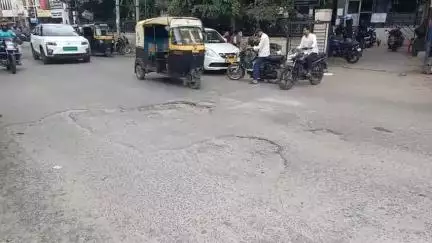 ಬಳ್ಳಾರಿ: ಮಹಾ ನಗರದಲ್ಲಿ `ರಸ್ತೆ’ಗಳಲ್ಲಿನ ತೆಗ್ಗು- ಗುಂಡಿಗಳನ್ನು ಮುಚ್ಚುವುದು ಯಾವಾಗ?
