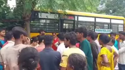 বর্ধমান ১: লোকো চারতলা মোড় এলাকায় নিয়ন্ত্রণ হারিয়ে রাস্তার পাশে একটি গাছে ধাক্কা স্কুল বাসের,অল্পবিস্তর আহত কয়েকজন স্কুল পড়ুয়া