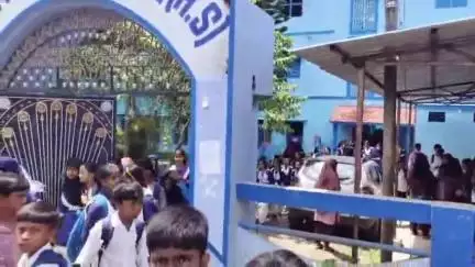 কালীগঞ্জ: মোলান্দি গ্রামে নাবালিকা খুনের ঘটনায় এসএফআইয়ের পক্ষ থেকে ছাত্র ধর্মঘট, বন্ধ করে দেওয়া হল বিভিন্ন স্কুল