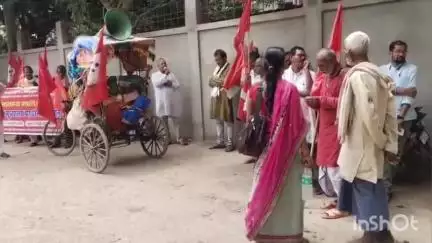 हिलसा: बाढ़ पीड़ितों को मुआवज़ा और अन्य मांगों के लिए हिलसा अनुमंडल मुख्यालय पर प्रदर्शन
