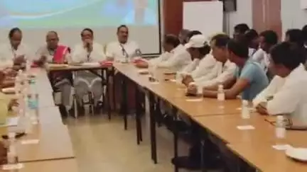 देवघर: कांग्रेस पार्टी के संगठन सृजन के तहत झारखंड प्रभारी के. राजू ने अधिकारियों व कार्यकर्ताओं के साथ की बैठक