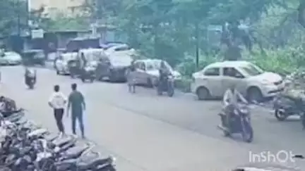 अंबरनाथ: बदलापुरात दुचाकीस्वराने स्टंटबाजी करत महिला आणि दुचाकीला उडवले,घटनेचा थरार सीसीटीव्हीत कैद, व्हिडिओ व्हायरल