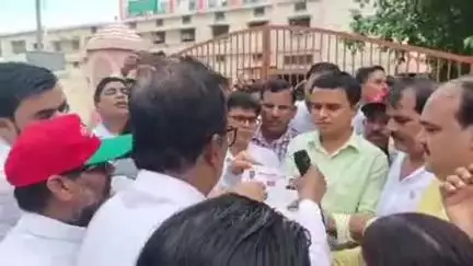 वाराणसी में बिजली दर वृद्धि और निजीकरण के खिलाफ सपा का प्रदर्शन, पुलिस से हुई तीखी नोकझोंक