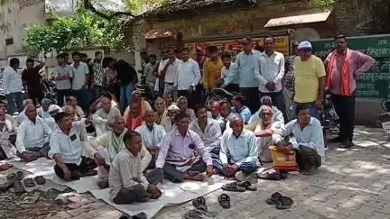 एटा: गांव नयाबांस के ग्रामीण चकबंदी अधिकारी के समर्थन में कलेक्ट्रेट पहुंचे, कार्रवाई की रखी मांग