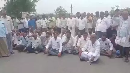 కొండపి: కొండపి పొగాకు వేలం కేంద్రం వద్ద గిట్టుబాటు ధర కల్పించాలని నిరసనకు దిగిన పొగాకు రైతులు