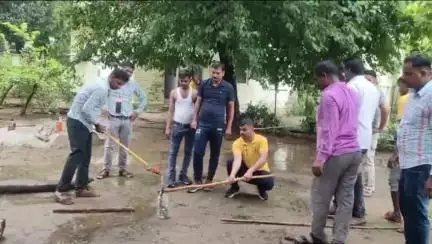 करौली: ADM के आवास में सांप दिखाई देने से मचा हड़कंप, सिविल डिफेंस की टीम ने किया रेस्क्यू