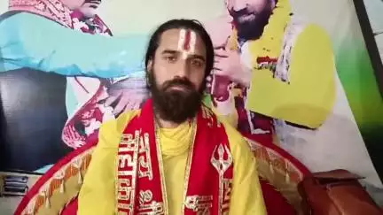 औरैया: सप्त ऋषि अखाड़ा के महामंडलेश्वर ने कथावाचक का सिर मुड़वाने के मामले में कहा- धर्म पर सभी का अधिकार है, जाति छुपाना गलत