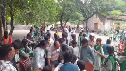 आदित्यपुर गम्हरिया: अभ्यास बालिका मध्य विद्यालय में प्रखंड के 17 सरकारी विद्यालयों के 54 छात्र-छात्राओं को बांटी गईं निशुल्क साइकिलें