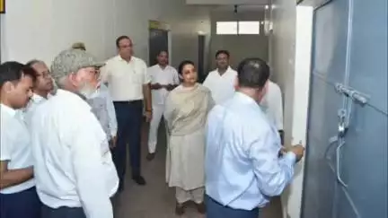 बुलंदशहर: जिलाधिकारी ने मान्यता प्राप्त राजनीतिक दलों के प्रतिनिधियों के साथ नई मंडी स्थित EVM वेयरहाउस का किया निरीक्षण