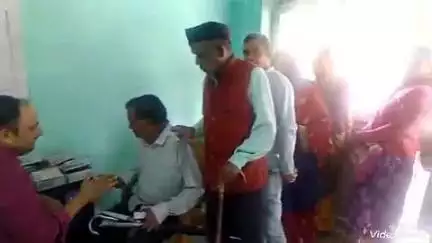 पोखरी: व्यापार संघ के सहयोग से हंस फाउंडेशन सतपुली ने पोखरी डाक बंगला में नेत्र शिविर किया आयोजित