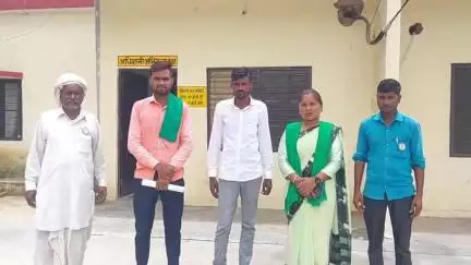 पूरनपुर: माधोटांडा पावर हाउस पर अवैध वसूली और भ्रष्टाचार का आरोप लगाकर भाकियू ने अधिशासी अभियंता को सौंपा ज्ञापन