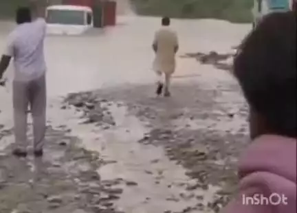 बेहट: रायपुर बुड्ढी की बरसाती नदी के बीचों-बीच फंसा ट्रक, चालक ने कूदकर बचाई जान