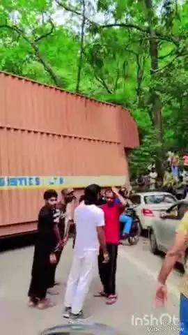 बेहट: बिहारीगढ़ की शिवालिक पहाड़ियों में कंटेनर हुआ खराब, वाहनों का लगा लंबा जाम