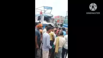 बरकट्ठा: बरकट्ठा चौक के पास ट्रक ने टेलर गाड़ी को पीछे से मारी टक्कर, कोई हताहत नहीं