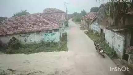 బాల్కొండ: వృద్ధురాలి మెడలోంచి బంగారు గోలుసును లాక్కెళ్లిన చైన్ స్నాచర్లు, ఘటనా స్థలాన్ని పరిశీలించి కేసు నమోదు చేసిన పోలీసులు