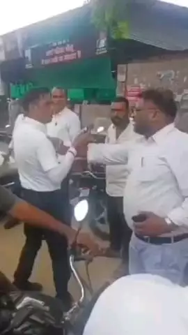चौमूं: चोंमू में थाना मोड चौराहे पर गाड़ी हटाने को लेकर ट्रैफिक पुलिस कर्मी और एक युवक के बीच हुई धक्का-मुक्की, वीडियो वायरल