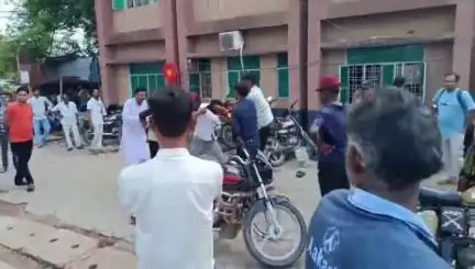 महोबा: जिला अस्पताल में बाइक बदलने को लेकर दो युवकों में हुई मारपीट, वीडियो हुआ वायरल